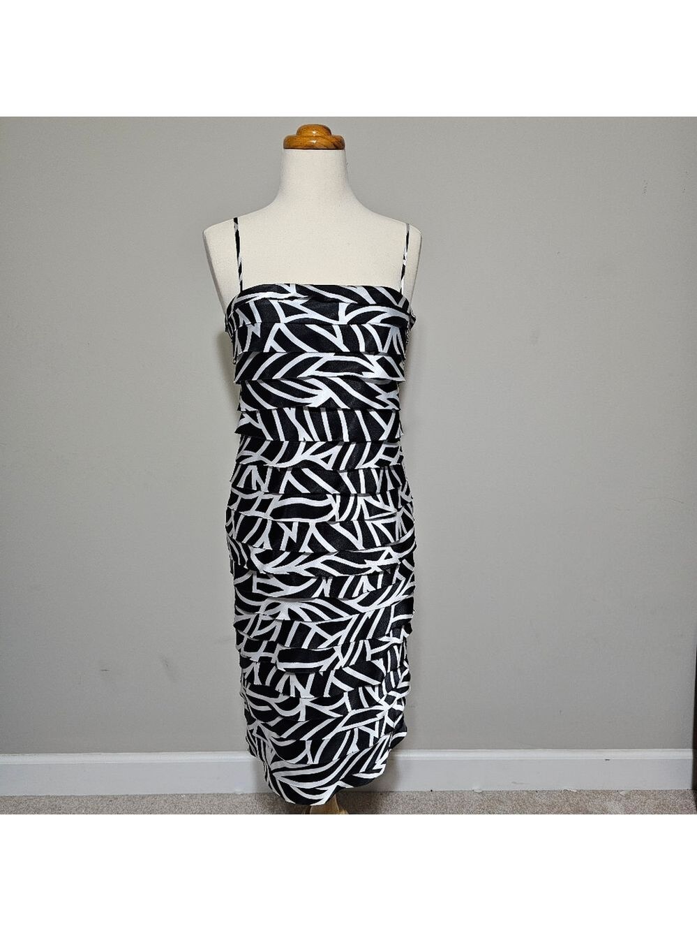 NW Collections Black White Geometric Dress Size 4